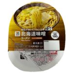セブンイレブンの７プレミアム 北海道味噌ラーメンを比較する。税込価格：322円、カロリー：482kcal、1円あたりカロリー：1.50kcal/円、たんぱく質：21.5g、1円あたりたんぱく質：0.07g/円、脂質：14.6g、炭水化物：68.4g、糖質：64.1g、食物繊維：4.3g、食塩相当量：5.8g。背脂が効いたコクとうま味が特長の北海道味噌ラーメンです。アレルギー：卵、乳、小麦。