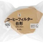 セブンイレブンのセブンプレミアム コーヒーフィルター 台形 １００枚を比較する。税込価格：218円。ＦＳＣ認証の針葉樹パルプ（無漂白）原紙を使用した耳付きの台形ドリッパー専用コーヒーフィルターです。保存しやすいチャック袋です。