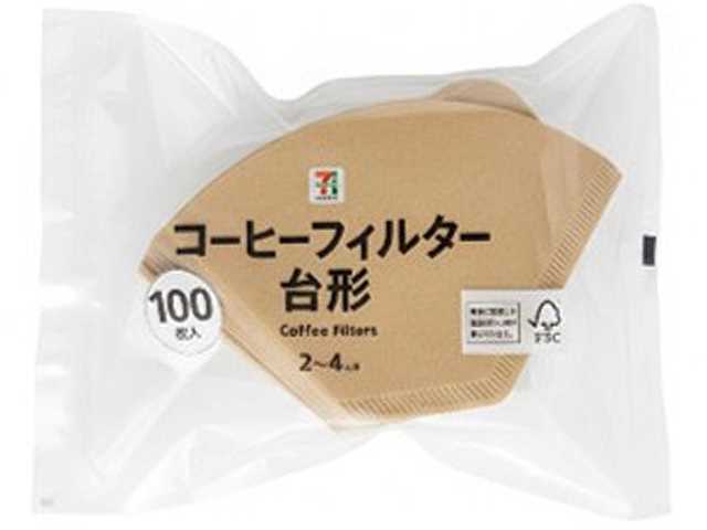 セブンイレブンのセブンプレミアム コーヒーフィルター 台形 １００枚を比較する。税込価格：218円。ＦＳＣ認証の針葉樹パルプ（無漂白）原紙を使用した耳付きの台形ドリッパー専用コーヒーフィルターです。保存しやすいチャック袋です。