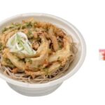 セブンイレブンの鰹出汁の旨味引き立つ かき揚げそばを比較する。税込価格：540円、カロリー：454kcal、1円あたりカロリー：0.84kcal/円、たんぱく質：17.9g、1円あたりたんぱく質：0.03g/円、脂質：15.9g、炭水化物：62.5g、糖質：57g、食物繊維：5.5g、食塩相当量：4.3g。麺は製粉方法の異なるそば粉をブレンドした新規そば粉を使用しております。つゆは鰹出汁の旨味と風味がしっかりと味わえる仕立てです。アレルギー：卵、小麦、そば。