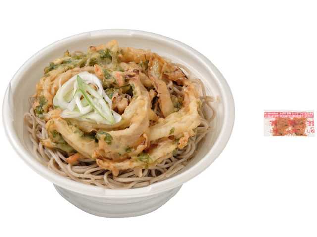 セブンイレブンの鰹出汁の旨味引き立つ かき揚げそばを比較する。税込価格：540円、カロリー：454kcal、1円あたりカロリー：0.84kcal/円、たんぱく質：17.9g、1円あたりたんぱく質：0.03g/円、脂質：15.9g、炭水化物：62.5g、糖質：57g、食物繊維：5.5g、食塩相当量：4.3g。麺は製粉方法の異なるそば粉をブレンドした新規そば粉を使用しております。つゆは鰹出汁の旨味と風味がしっかりと味わえる仕立てです。アレルギー：卵、小麦、そば。