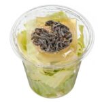 セブンイレブンの振って食べる塩昆布キャベツを比較する。税込価格：214円、カロリー：67kcal、1円あたりカロリー：0.31kcal/円、たんぱく質：2.5g、1円あたりたんぱく質：0.01g/円、脂質：4g、炭水化物：6.3g、糖質：4.1g、食物繊維：2.2g、食塩相当量：1.4g。ざく切りしたキャベツと塩昆布を組み合わせ、別添の胡麻油で味付けした塩だれで食べるお酒のおつまみにもなる仕立てです。アレルギー：小麦。