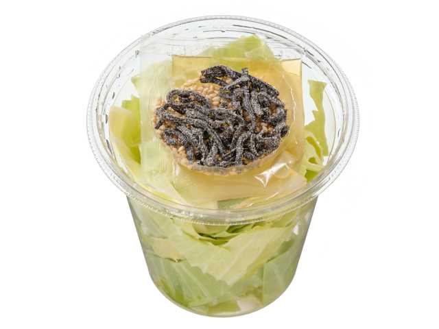 セブンイレブンの振って食べる塩昆布キャベツを比較する。税込価格：214円、カロリー：67kcal、1円あたりカロリー：0.31kcal/円、たんぱく質：2.5g、1円あたりたんぱく質：0.01g/円、脂質：4g、炭水化物：6.3g、糖質：4.1g、食物繊維：2.2g、食塩相当量：1.4g。ざく切りしたキャベツと塩昆布を組み合わせ、別添の胡麻油で味付けした塩だれで食べるお酒のおつまみにもなる仕立てです。アレルギー：小麦。