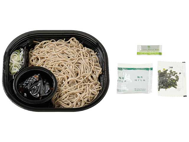 セブンイレブンの一本釣り鰹だし香る石臼挽そば粉のざるそば。税込価格：430円、カロリー：334kcal、たんぱく質：16.3g、脂質：3g、炭水化物：63.1g、糖質：57.9g、食物繊維：5.2g、食塩相当量：2g。粗挽き，細挽きのそば粉を使用し、そばの風味としなやかなのど越しを味わえるざるそばです。つゆは鰹節の風味をしっかりと効かせた旨味とコクのある仕立てです。アレルギー：卵、小麦、そば。