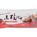 セブンイレブンの小枝パイを比較する。税込価格:322円、カロリー:296kcal、1円あたりカロリー:0.92kcal/円、たんぱく質:3g、1円あたりたんぱく質:0.01g/円、脂質:21.9g、炭水化物:22.3g、糖質:20.9g、食物繊維:1.4g、食塩相当量:0.2g。森永製菓株式会社の「小枝」をイメージしたチョコパイです。アレルギー:卵、乳、小麦。