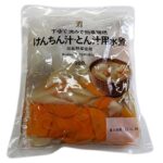 セブンイレブンの７プレミアム けんちん汁・豚汁用水煮を比較する。税込価格：300円、カロリー：26kcal、1円あたりカロリー：0.09kcal/円、たんぱく質：0.6g、1円あたりたんぱく質：0.01未満g/円、脂質：0.1g、炭水化物：6.1g、糖質：3.4g、食物繊維：2.7g、食塩相当量：0g。下ごしらえいらず 家庭の味をちょっとお手伝い。アレルギー：なし。