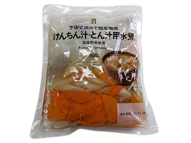 セブンイレブンの７プレミアム けんちん汁・豚汁用水煮を比較する。税込価格：300円、カロリー：26kcal、1円あたりカロリー：0.09kcal/円、たんぱく質：0.6g、1円あたりたんぱく質：0.01未満g/円、脂質：0.1g、炭水化物：6.1g、糖質：3.4g、食物繊維：2.7g、食塩相当量：0g。下ごしらえいらず 家庭の味をちょっとお手伝い。アレルギー：なし。