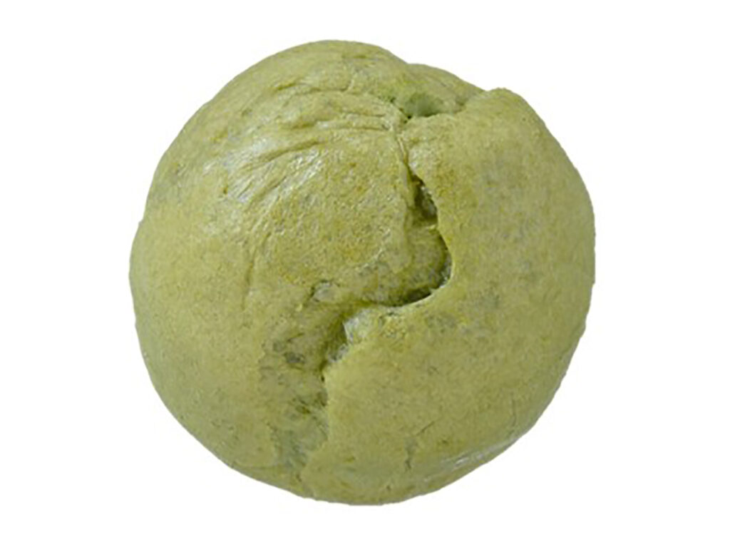 セブンイレブンのお抹茶クリームもこを比較する。税込価格：248円、カロリー：217kcal、1円あたりカロリー：0.87kcal/円、たんぱく質：3.4g、1円あたりたんぱく質：0.01g/円、脂質：12g、炭水化物：24.4g、糖質：23.5g、食物繊維：0.9g、食塩相当量：0.3g。もちもちとした生地に、抹茶の香りや風味を存分に楽しめるくちどけなめらかな抹茶クリームを詰めたシュークリームです。アレルギー：卵、乳、小麦。