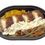 セブンイレブンのイカフライおかか御飯 （麦飯）。税込価格：430円、カロリー：470kcal、たんぱく質：11.7g、脂質：17.3g、炭水化物：69.4g、糖質：64.3g、食物繊維：5.1g、食塩相当量：3.2g。麦ごはんにイカフライ、タルタルソース、きんぴらごぼう、漬物を盛り付けた、買い合わせしやすい小容量の御飯です。アレルギー：卵、小麦。