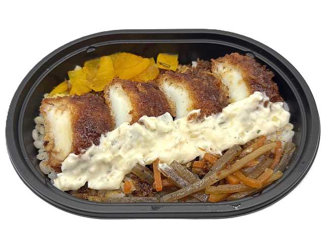 セブンイレブンのイカフライおかか御飯 （麦飯）。税込価格：430円、カロリー：470kcal、たんぱく質：11.7g、脂質：17.3g、炭水化物：69.4g、糖質：64.3g、食物繊維：5.1g、食塩相当量：3.2g。麦ごはんにイカフライ、タルタルソース、きんぴらごぼう、漬物を盛り付けた、買い合わせしやすい小容量の御飯です。アレルギー：卵、小麦。