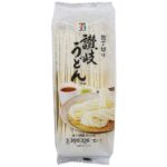 セブンイレブンの７プレミアム 包丁切り讃岐うどん。税込価格：322円、カロリー：326kcal、たんぱく質：7.5g、脂質：1.3g、炭水化物：71.9g、糖質：70g、食物繊維：1.9g、食塩相当量：5.1g。香川のうどん店の手打ちうどんの味を乾麺化。現存する乾麺讃岐うどんで最も太く長い麺です。アレルギー：小麦。