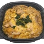 セブンイレブンの親子丼を比較する。税込価格：581円、カロリー：516kcal、1円あたりカロリー：0.89kcal/円、たんぱく質：21.3g、1円あたりたんぱく質：0.04g/円、脂質：9.9g、炭水化物：85.9g、糖質：84.8g、食物繊維：1.1g、食塩相当量：2.5g。みつばを添えたふわっとした玉子が味わえる親子丼です。アレルギー：卵、小麦。