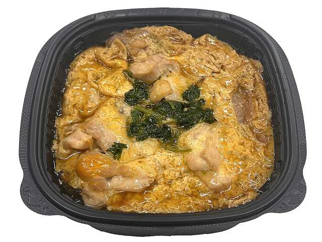 セブンイレブンの親子丼を比較する。税込価格：581円、カロリー：516kcal、1円あたりカロリー：0.89kcal/円、たんぱく質：21.3g、1円あたりたんぱく質：0.04g/円、脂質：9.9g、炭水化物：85.9g、糖質：84.8g、食物繊維：1.1g、食塩相当量：2.5g。みつばを添えたふわっとした玉子が味わえる親子丼です。アレルギー：卵、小麦。