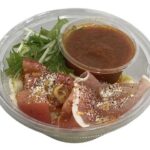 ペッパーを効かせたやみつきトマトラーメンサラダ セブンイレブン トマト、生ハム、キャベツなどをトッピングし、ペッパーを効かせたトマトソースで食べていただくラーメンサラダ。