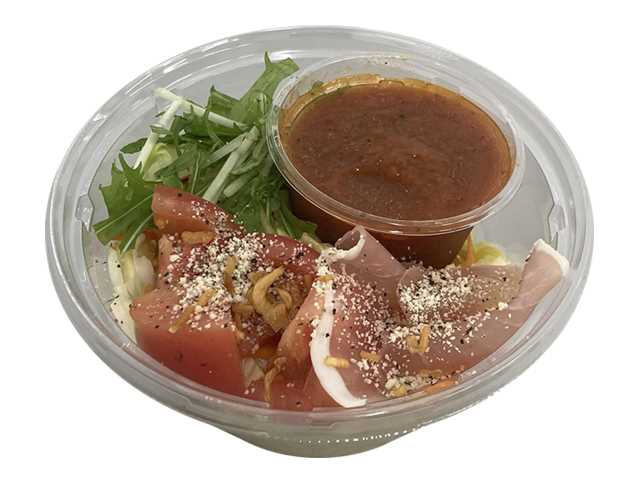 ペッパーを効かせたやみつきトマトラーメンサラダ セブンイレブン トマト、生ハム、キャベツなどをトッピングし、ペッパーを効かせたトマトソースで食べていただくラーメンサラダ。