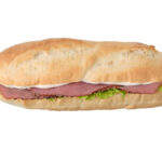 セブンイレブンのバゲットサンド パストラミ＆クリームチーズを比較する。税込価格：322円、カロリー：296kcal、1円あたりカロリー：0.92kcal/円、たんぱく質：10.3g、1円あたりたんぱく質：0.03g/円、脂質：15.2g、炭水化物：30.2g、糖質：28.8g、食物繊維：1.4g、食塩相当量：1.6g。パストラミビーフとクリームチーズ、ピクルス入りのマヨネーズを組み合わせた食べ進みの良いバゲットサンドです。アレルギー：卵、乳、小麦。