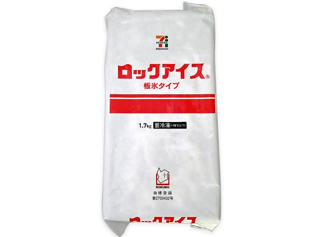 セブンイレブンの７プレミアム ロックアイス 板氷１．７ｋｇを比較する。税込価格：376円。アウトドアシーンの定番アイテムです。一枚のブロック状で非常に溶けにくく、長時間の冷却に最適です。