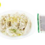 １／２日分の野菜 ポン酢で食べる水餃子 セブンイレブン 水餃子に、柚子の風味が香るポン酢をかけて食べる仕立てです。ボイルしたキャベツ、玉ねぎ、大根おろし、長葱、生姜を盛りつけています。