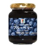セブンイレブンの７Ｐ フルーツだけの 美味しさブルーベリーを比較する。税込価格：408円、カロリー：25kcal、1円あたりカロリー：0.06kcal/円、たんぱく質：0.1g、1円あたりたんぱく質：0.01未満g/円、脂質：0g、炭水化物：6.5g、糖質：6.1g、食物繊維：0.4g、食塩相当量：0g。果実の味わいを最大限に活かしたフルーツだけで仕上げたスプレッドです。アレルギー：なし。