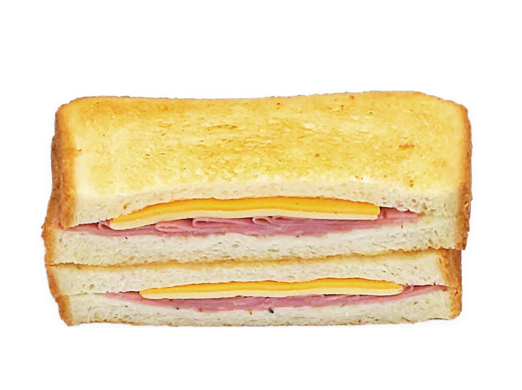 セブンイレブンのトーストサンドハム＆チーズ。税込価格：257円、カロリー：335kcal、たんぱく質：17.3g、脂質：11.2g、炭水化物：42.1g、糖質：40.3g、食物繊維：1.8g、食塩相当量：2.2g。温めて美味しいトーストに、定番のハム＆チーズをはさみました。ブラックペッパーを利かせたホワイトソースがアクセントです。アレルギー：卵、乳、小麦。