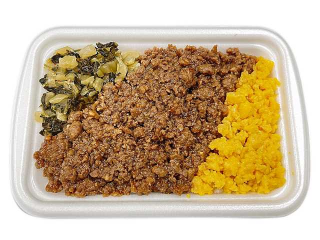 セブンイレブンの鶏そぼろごはん（麦飯）。税込価格：430円、カロリー：366kcal、たんぱく質：13.5g、脂質：6.4g、炭水化物：65g、糖質：62.3g、食物繊維：2.7g、食塩相当量：2.2g。麦飯に、しっとりとした優しい味わいの鶏そぼろ煮に玉子そぼろと高菜炒め煮を盛り付けた御飯です。アレルギー：卵、小麦。