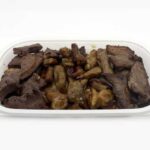 セブンイレブンの炭火焼ミックスホルモンを比較する。税込価格：538円、カロリー：444kcal、1円あたりカロリー：0.83kcal/円、たんぱく質：38.4g、1円あたりたんぱく質：0.07g/円、脂質：28.2g、炭水化物：9.5g、糖質：8.9g、食物繊維：0.6g、食塩相当量：3.8g。炭火で香ばしく焼き上げた3種類の違った食感を楽しめる豚ホルモンのおつまみです。アレルギー：小麦。
