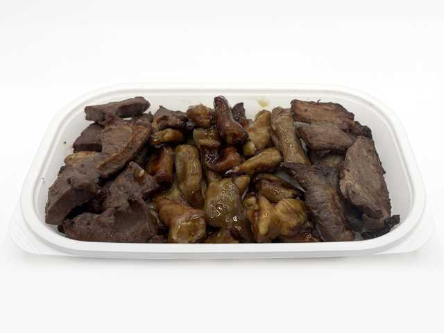 セブンイレブンの炭火焼ミックスホルモンを比較する。税込価格：538円、カロリー：444kcal、1円あたりカロリー：0.83kcal/円、たんぱく質：38.4g、1円あたりたんぱく質：0.07g/円、脂質：28.2g、炭水化物：9.5g、糖質：8.9g、食物繊維：0.6g、食塩相当量：3.8g。炭火で香ばしく焼き上げた3種類の違った食感を楽しめる豚ホルモンのおつまみです。アレルギー：小麦。