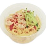セブンイレブンの海老と明太子スパゲティサラダを比較する。税込価格：246円、カロリー：250kcal、1円あたりカロリー：1.02kcal/円、たんぱく質：8.2g、1円あたりたんぱく質：0.03g/円、脂質：14.3g、炭水化物：23g、糖質：21.4g、食物繊維：1.6g、食塩相当量：1.7g。お惣菜やおつまみとしても楽しめる明太子を使用したスパゲティサラダです。アレルギー：卵、小麦、えび。