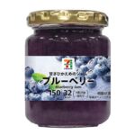 セブンイレブンの７Ｐ ブルーベリージャム １５０ｇ。税込価格：289円。風味のよい品種と大粒の品種の2種類のブルーベリーをブレンドし、風味と果実感が両方が味わえるジャムです。