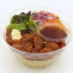 セブンイレブンの甘辛鶏マヨのパスタサラダを比較する。税込価格：397円、カロリー：402kcal、1円あたりカロリー：1.01kcal/円、たんぱく質：19.8g、1円あたりたんぱく質：0.05g/円、脂質：13.6g、炭水化物：52.1g、糖質：48.1g、食物繊維：4g、食塩相当量：4.7g。甘辛いたれを絡めた一口サイズの鶏の唐揚げにマヨネーズを盛り付けたパスタサラダです。アレルギー：卵、乳、小麦。