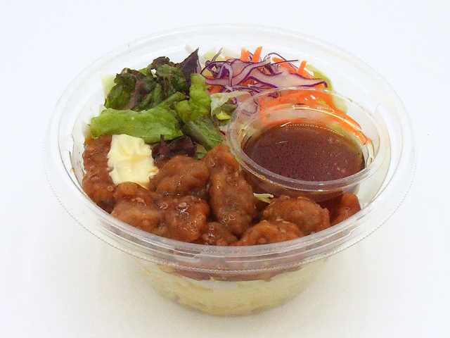 セブンイレブンの甘辛鶏マヨのパスタサラダを比較する。税込価格：397円、カロリー：402kcal、1円あたりカロリー：1.01kcal/円、たんぱく質：19.8g、1円あたりたんぱく質：0.05g/円、脂質：13.6g、炭水化物：52.1g、糖質：48.1g、食物繊維：4g、食塩相当量：4.7g。甘辛いたれを絡めた一口サイズの鶏の唐揚げにマヨネーズを盛り付けたパスタサラダです。アレルギー：卵、乳、小麦。