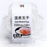 セブンイレブンの温泉玉子。税込価格：108円、カロリー：50kcal、たんぱく質：4.3g、脂質：3.6g、炭水化物：0.1g、糖質：0.1g、食物繊維：0g、食塩相当量：0.1g。沖縄で品揃えの無い温泉玉子を使いやすい１個入りで品揃えしました。アレルギー：卵。