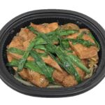 セブンイレブンのたんぱく質が摂れるレバニラ炒めを比較する。税込価格：387円、カロリー：188kcal、1円あたりカロリー：0.49kcal/円、たんぱく質：28g、1円あたりたんぱく質：0.07g/円、脂質：5.9g、炭水化物：6.6g、糖質：4.6g、食物繊維：2g、食塩相当量：3.6g。鉄鍋を使用し高温短時間で炒めた、食感が良く香ばしい野菜炒めと豚レバーを組み合わせました。アレルギー：乳、小麦。