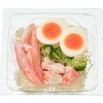 セブンイレブンのたんぱく質が摂れる２種カニカマと玉子のサラダを比較する。税込価格：441円、カロリー：164kcal、1円あたりカロリー：0.37kcal/円、たんぱく質：13.9g、1円あたりたんぱく質：0.03g/円、脂質：7.7g、炭水化物：11.2g、糖質：8.2g、食物繊維：3g、食塩相当量：3.1g。２種類のカニカマとゆで卵、ブロッコリーを盛り付けしたたんぱく質が摂れるおかずサラダです。すりおろし玉ねぎを使用した醤油ベースのドレッシングで召し上がりください。アレルギー：卵、小麦、かに。