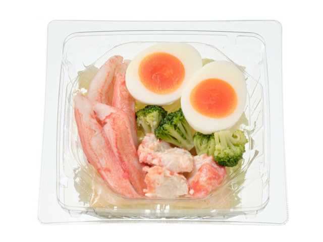 セブンイレブンのたんぱく質が摂れる２種カニカマと玉子のサラダを比較する。税込価格：441円、カロリー：164kcal、1円あたりカロリー：0.37kcal/円、たんぱく質：13.9g、1円あたりたんぱく質：0.03g/円、脂質：7.7g、炭水化物：11.2g、糖質：8.2g、食物繊維：3g、食塩相当量：3.1g。２種類のカニカマとゆで卵、ブロッコリーを盛り付けしたたんぱく質が摂れるおかずサラダです。すりおろし玉ねぎを使用した醤油ベースのドレッシングで召し上がりください。アレルギー：卵、小麦、かに。