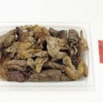 セブンイレブンの炭火焼塩ホルモンを比較する。税込価格：400円、カロリー：283kcal、1円あたりカロリー：0.71kcal/円、たんぱく質：24g、1円あたりたんぱく質：0.06g/円、脂質：18.8g、炭水化物：4.7g、糖質：4.4g、食物繊維：0.3g、食塩相当量：2.9g。豚ホルモンを塩とブラックペッパーで味付けをし、炭火で香ばしく焼きました。アレルギー：小麦。