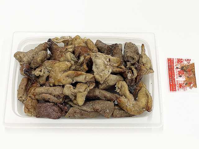 セブンイレブンの炭火焼塩ホルモンを比較する。税込価格：400円、カロリー：283kcal、1円あたりカロリー：0.71kcal/円、たんぱく質：24g、1円あたりたんぱく質：0.06g/円、脂質：18.8g、炭水化物：4.7g、糖質：4.4g、食物繊維：0.3g、食塩相当量：2.9g。豚ホルモンを塩とブラックペッパーで味付けをし、炭火で香ばしく焼きました。アレルギー：小麦。
