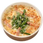 セブンイレブンのアスパラとベーコンのグラタンを比較する。税込価格：518円、カロリー：382kcal、1円あたりカロリー：0.74kcal/円、たんぱく質：16.2g、1円あたりたんぱく質：0.03g/円、脂質：18g、炭水化物：39.9g、糖質：37.5g、食物繊維：2.4g、食塩相当量：2.8g。彩りの良いアスパラガス、ベーコン、チーズを盛り付けて焼き上げたグラタンです。アレルギー：卵、乳、小麦。