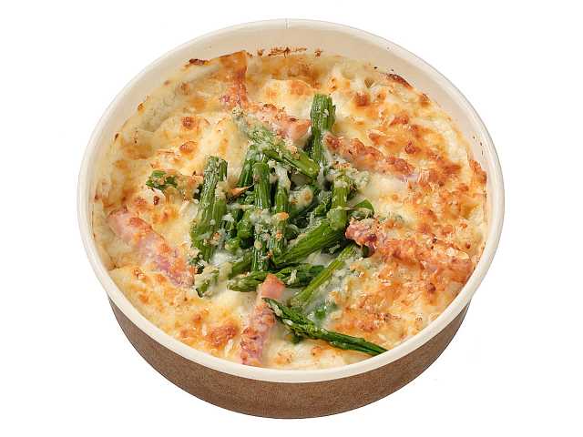 セブンイレブンのアスパラとベーコンのグラタンを比較する。税込価格：518円、カロリー：382kcal、1円あたりカロリー：0.74kcal/円、たんぱく質：16.2g、1円あたりたんぱく質：0.03g/円、脂質：18g、炭水化物：39.9g、糖質：37.5g、食物繊維：2.4g、食塩相当量：2.8g。彩りの良いアスパラガス、ベーコン、チーズを盛り付けて焼き上げたグラタンです。アレルギー：卵、乳、小麦。