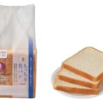 セブンイレブンの７プレミアム もっちり食パン ８枚入を比較する。税込価格：181円、カロリー：121kcal、1円あたりカロリー：0.67kcal/円、たんぱく質：4.9g、1円あたりたんぱく質：0.03g/円、脂質：1.3g、炭水化物：22.9g、糖質：21.9g、食物繊維：1g、食塩相当量：0.4g。低温でじっくり発酵させた、ほんのり甘みを感じる、しっとりもっちり食感の食パンです。アレルギー：乳、小麦。