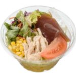 セブンイレブンの蒸し鶏と彩り野菜のラーメンサラダを比較する。税込価格：365円、カロリー：329kcal、1円あたりカロリー：0.90kcal/円、たんぱく質：11.8g、1円あたりたんぱく質：0.03g/円、脂質：5.2g、炭水化物：60.3g、糖質：57.1g、食物繊維：3.2g、食塩相当量：2.4g。蒸し鶏と彩り野菜を和風玉葱ドレッシングをかけて一緒に食べていただくラーメンサラダです。アレルギー：卵、乳、小麦。