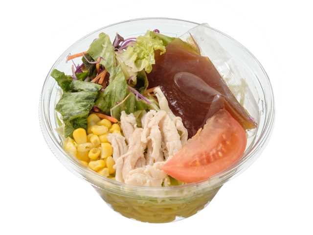 セブンイレブンの蒸し鶏と彩り野菜のラーメンサラダを比較する。税込価格：365円、カロリー：329kcal、1円あたりカロリー：0.90kcal/円、たんぱく質：11.8g、1円あたりたんぱく質：0.03g/円、脂質：5.2g、炭水化物：60.3g、糖質：57.1g、食物繊維：3.2g、食塩相当量：2.4g。蒸し鶏と彩り野菜を和風玉葱ドレッシングをかけて一緒に食べていただくラーメンサラダです。アレルギー：卵、乳、小麦。