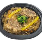 セブンイレブンのチャプチェを比較する。税込価格：387円、カロリー：228kcal、1円あたりカロリー：0.59kcal/円、たんぱく質：5.4g、1円あたりたんぱく質：0.01g/円、脂質：6.7g、炭水化物：38.1g、糖質：35g、食物繊維：3.1g、食塩相当量：3.1g。もっちりとした春雨と、野菜、牛肉を使った具沢山のチャプチェです。醤を使った甘みがありながらも辛みと旨みのある仕立てでやみつきになる味わいです。アレルギー：小麦。