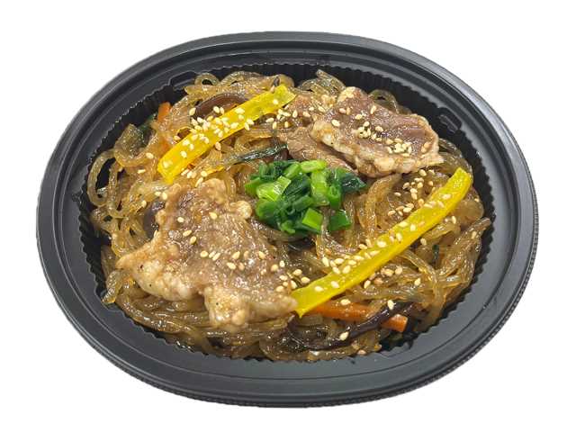 セブンイレブンのチャプチェを比較する。税込価格：387円、カロリー：228kcal、1円あたりカロリー：0.59kcal/円、たんぱく質：5.4g、1円あたりたんぱく質：0.01g/円、脂質：6.7g、炭水化物：38.1g、糖質：35g、食物繊維：3.1g、食塩相当量：3.1g。もっちりとした春雨と、野菜、牛肉を使った具沢山のチャプチェです。醤を使った甘みがありながらも辛みと旨みのある仕立てでやみつきになる味わいです。アレルギー：小麦。