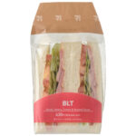 ＢＬＴサンド セブンイレブン ベーコン、レタス、トマトを盛り付け、粒マスタードソースとケチャップソース２種類のソースで仕立てたＢＬＴサンドです。