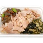 セブンイレブンの焼き鮭御飯を比較する。税込価格：441円、カロリー：330kcal、1円あたりカロリー：0.75kcal/円、たんぱく質：11.1g、1円あたりたんぱく質：0.03g/円、脂質：3.5g、炭水化物：64g、糖質：62.8g、食物繊維：1.2g、食塩相当量：2.1g。鮭昆布だしで炊き上げた御飯に、香ばしく焼いた鮭と２種の副菜のお弁当です。アレルギー：卵、小麦。