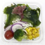 セブンイレブンの１０種具材のミックスサラダを比較する。税込価格：257円、カロリー：20kcal、1円あたりカロリー：0.08kcal/円、たんぱく質：1.1g、1円あたりたんぱく質：0.01未満g/円、脂質：0.5g、炭水化物：3.7g、糖質：1.6g、食物繊維：2.1g、食塩相当量：0.1g。手軽に多品目が摂れる生野菜サラダです。アレルギー：なし。