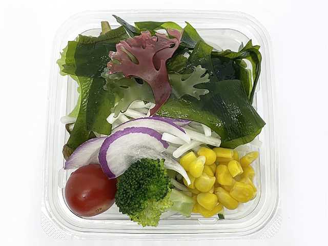 セブンイレブンの１０種具材のミックスサラダを比較する。税込価格：257円、カロリー：20kcal、1円あたりカロリー：0.08kcal/円、たんぱく質：1.1g、1円あたりたんぱく質：0.01未満g/円、脂質：0.5g、炭水化物：3.7g、糖質：1.6g、食物繊維：2.1g、食塩相当量：0.1g。手軽に多品目が摂れる生野菜サラダです。アレルギー：なし。