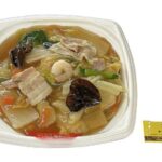 セブンイレブンの五目あんかけ焼そばを比較する。税込価格：572円、カロリー：464kcal、1円あたりカロリー：0.81kcal/円、たんぱく質：15.4g、1円あたりたんぱく質：0.03g/円、脂質：13.5g、炭水化物：73.3g、糖質：67.2g、食物繊維：6.1g、食塩相当量：5.1g。町中華では定番のあんかけ焼そばです。１／２日分の野菜が摂れる野菜あんを細麺の焼そばに絡めてお召し上がりください。アレルギー：卵、小麦、えび。