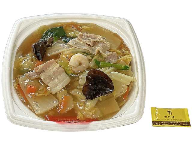 セブンイレブンの五目あんかけ焼そばを比較する。税込価格：572円、カロリー：464kcal、1円あたりカロリー：0.81kcal/円、たんぱく質：15.4g、1円あたりたんぱく質：0.03g/円、脂質：13.5g、炭水化物：73.3g、糖質：67.2g、食物繊維：6.1g、食塩相当量：5.1g。町中華では定番のあんかけ焼そばです。１／２日分の野菜が摂れる野菜あんを細麺の焼そばに絡めてお召し上がりください。アレルギー：卵、小麦、えび。